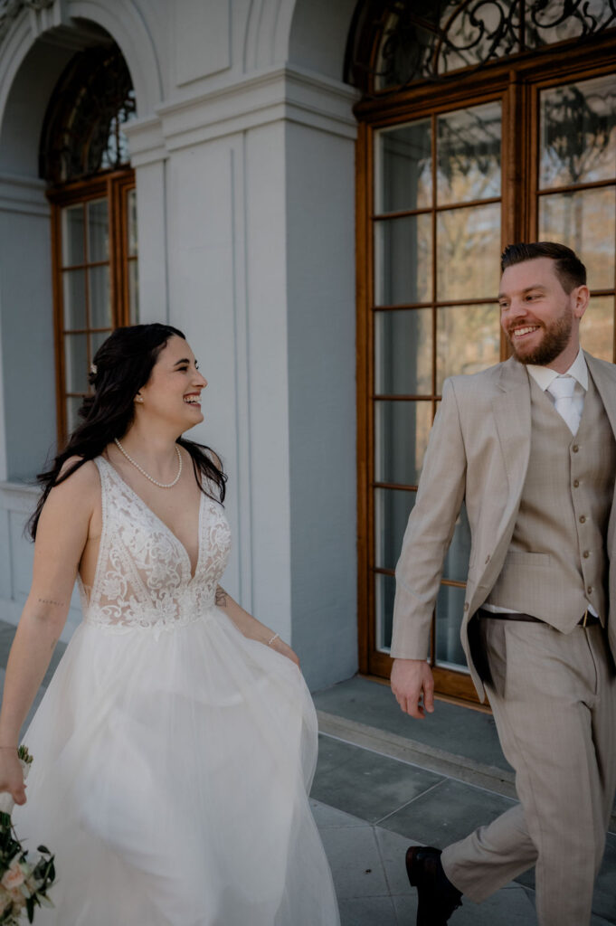 Brautpaar läuft lachend nebeneinander her