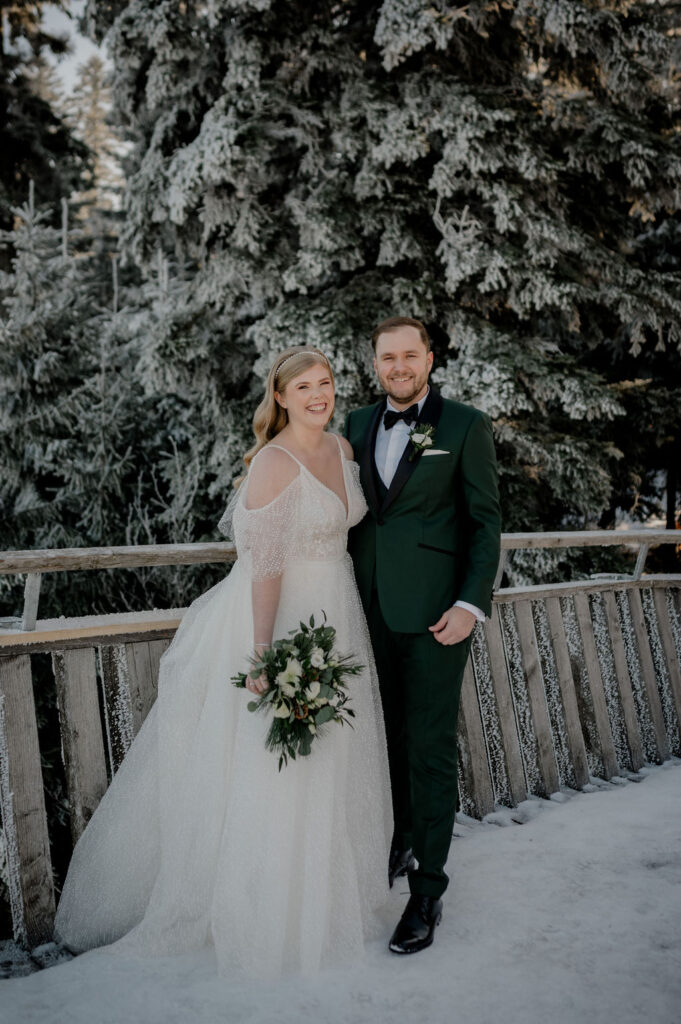 Brautpaar lacht strahlend in die Kamera – die klassische Pose für Hochzeitsfotos