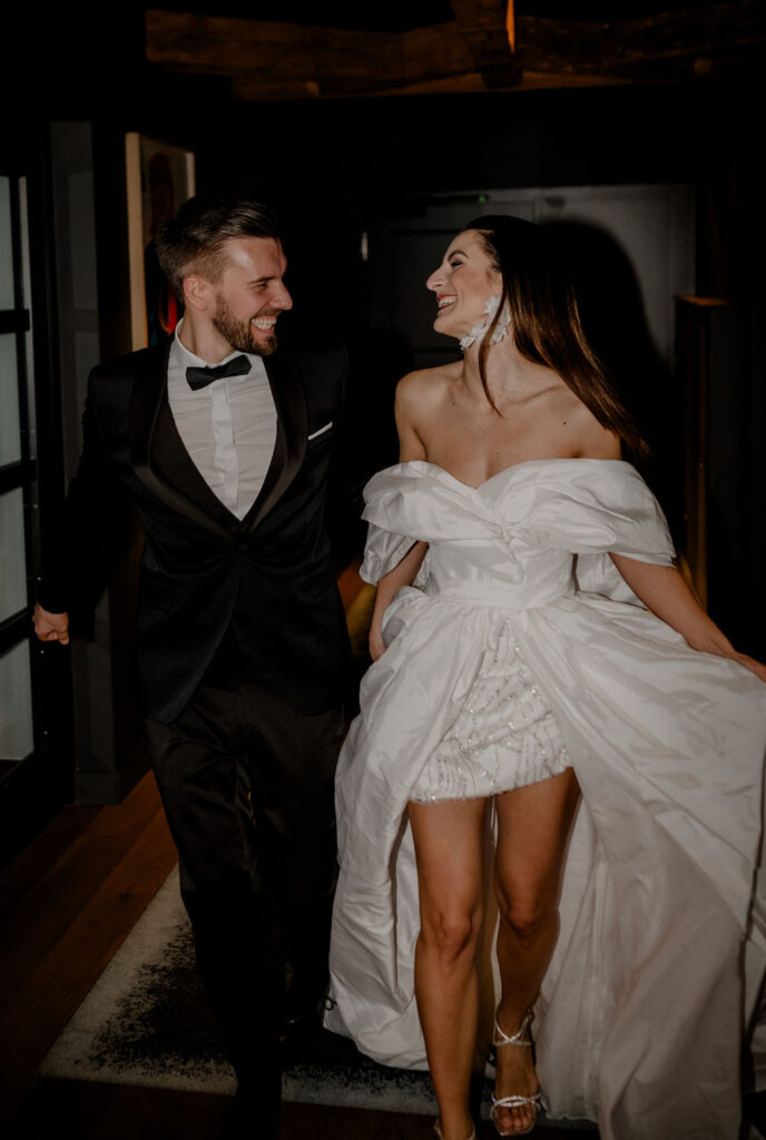 Brautpaar lacht ausgelassen beim Fotoshooting