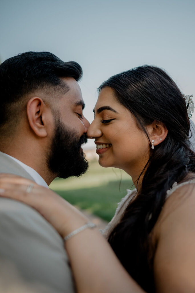 Brautpaar steht sich gegenüber und berührt die Nasen