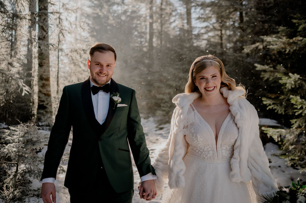 Glückliches Brautpaar in Hochzeitspose (Foto von Anne Mönch)