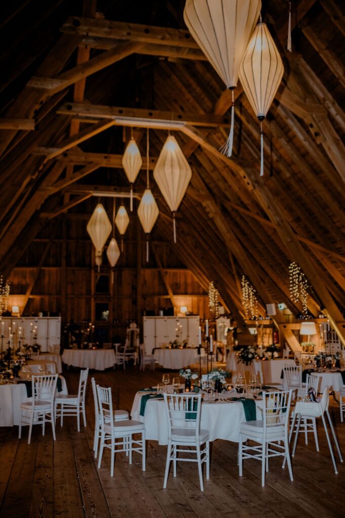 Hochzeitsmotto Scheune, festlich dekoriert im Kerzenlicht