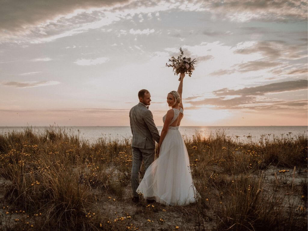 Heiraten in Norddeutschland: Brautpaar an der Küste