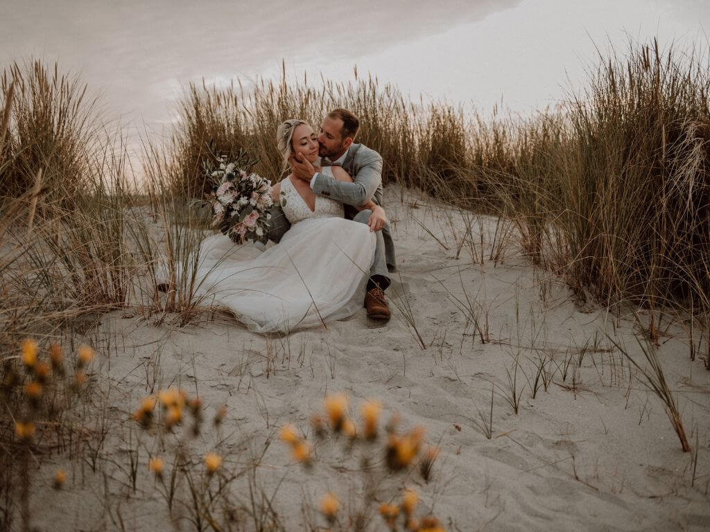 Brautpaar an der Küste – Heiraten in Norddeutschland am Wasser